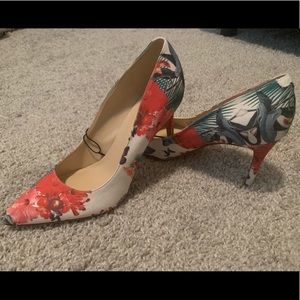 NWT Tropical print pump by Marc Fisher